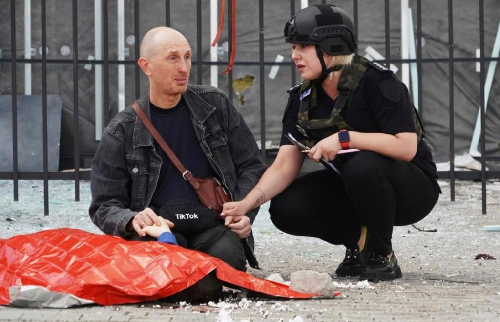 9/5/2022 – Kharkiv: Father prays over dead&nbsp;son