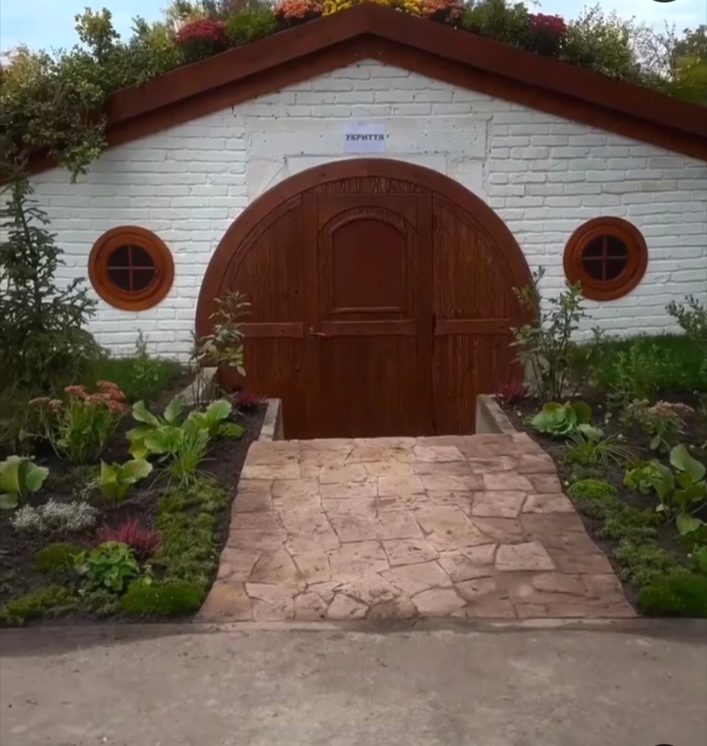 10/26/2023 – A Hobbit House as a new bomb shelter built for elementary school children&nbsp;(VIDEO)