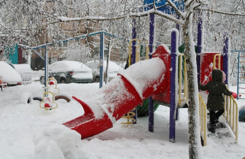 1/31/2024 – Mother turns to her child: “Baby, let’s go home. Ruzzians are bombing us with ballistic missiles&nbsp;today.”